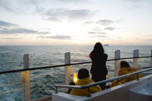 Sonnenuntergang an Deck von AIDAprima. Foto: Mister & Misses Do / Kreuzfahrtpiraten