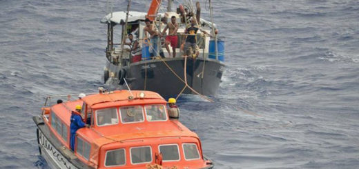 Albatros-Crew rettet Fischbord im Südpazifik. Foto: Phoenix Reisen