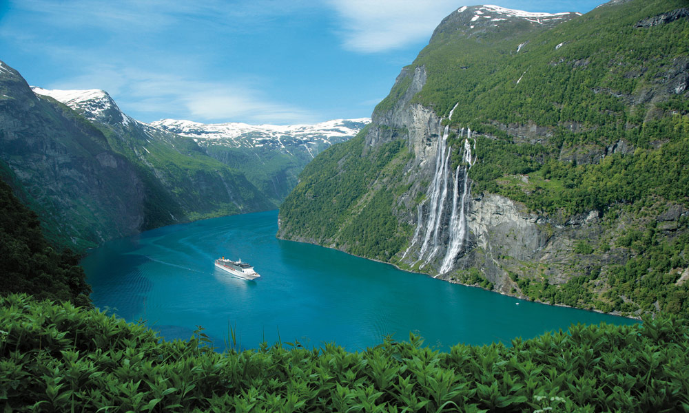 Costa Kreuzfahrten im Geiranger Fjord, Norwegen - Kreuzfahrtpiraten