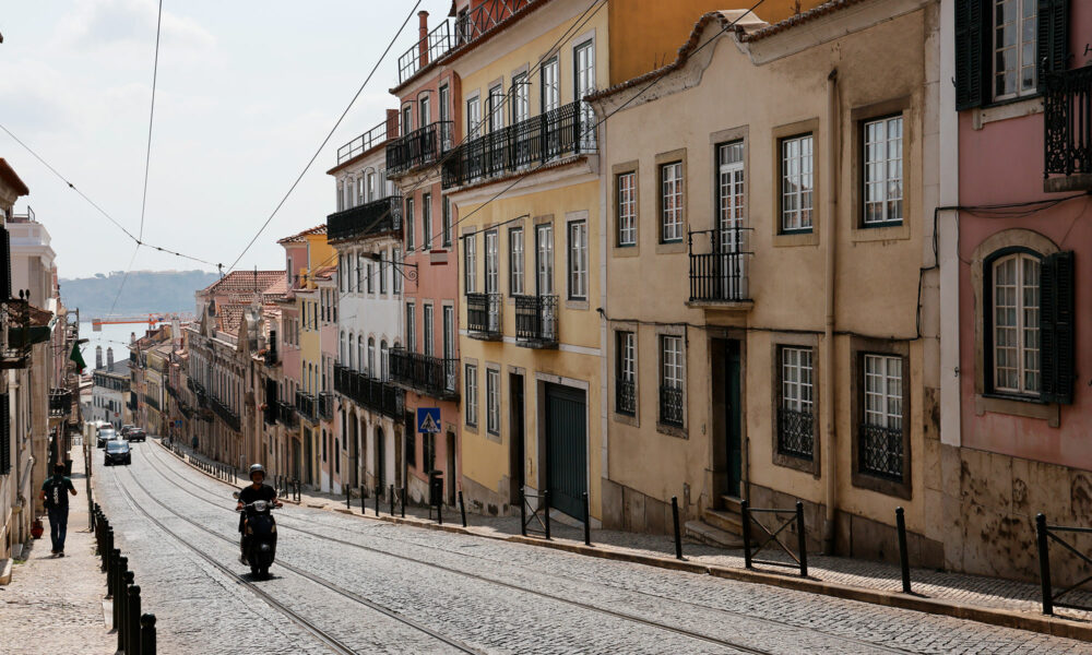 Straße und Roller in Lissabon