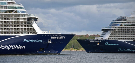 Mein Schiff 7 trifft Mein Schiff 1 beim Erstanlauf in Kiel