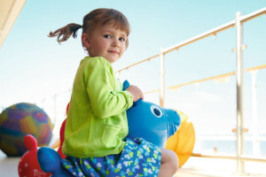 Kinder spielen auf dem Mein Schiff Deck. Foto: TUI Cruises