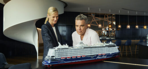 Robbie Williams und Wybcke Meier von TUI Cruises