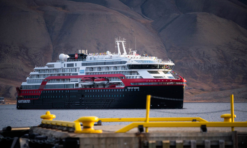 ms fridtjof nansen taufe in spitzbergen kreuzfahrtpiraten