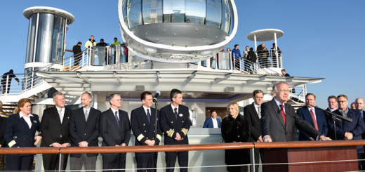 Vertreter der Reederei Royal Caribbean und der Meyer Werft bei der Übergabe der Quantum of the Seas in Bremerhaven. Foto: Meyer Werft